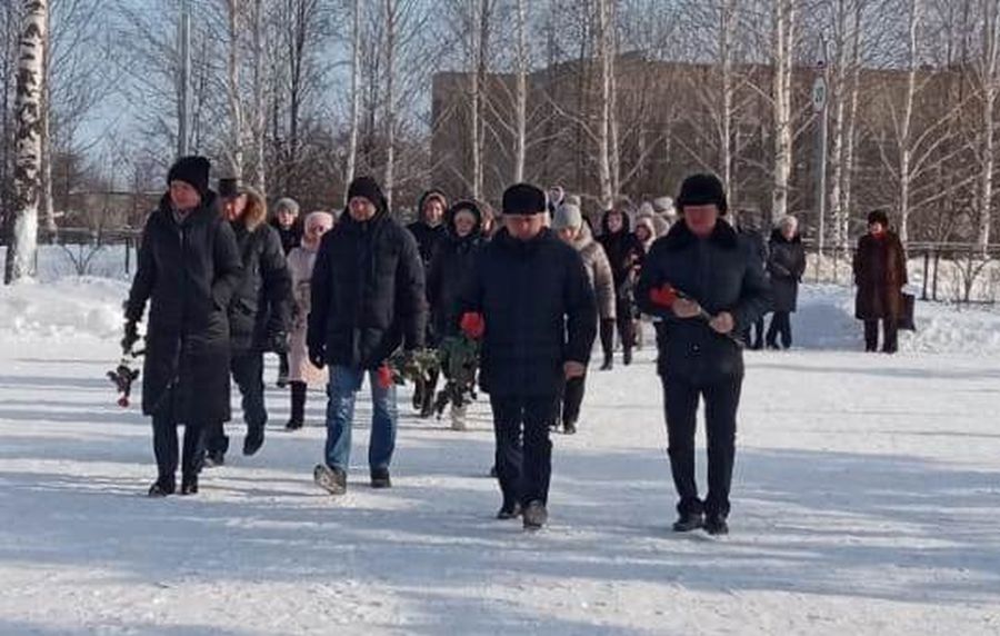 23 февраля 2023 года начальник муниципального архива З.К. Алтаева возложила цветы к обелиску героям-землякам.
