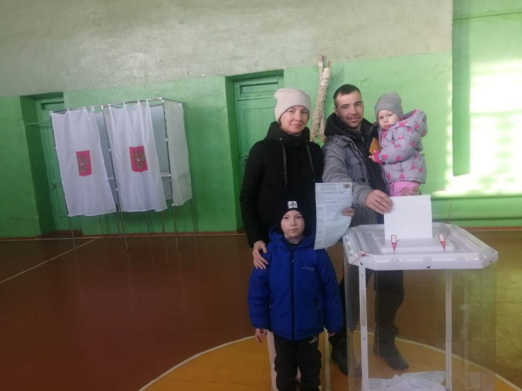 На избирательных участках Кадошкинского района продолжается активное голосование.