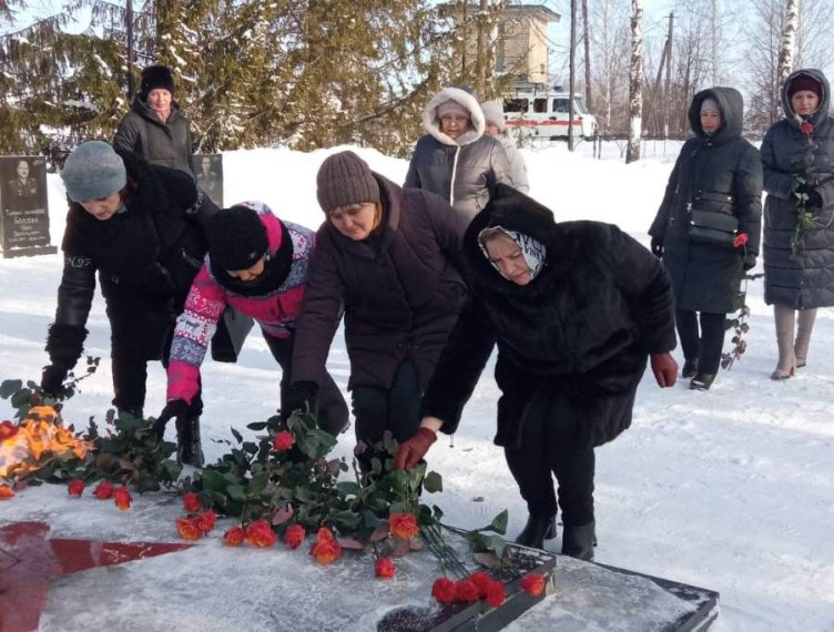 23 февраля 2023 года начальник муниципального архива З.К. Алтаева возложила цветы к обелиску героям-землякам.
