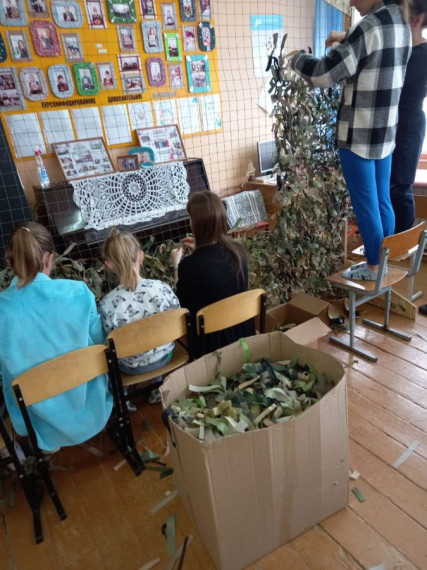 Жители Кадошкинского района принимают активное участие в плетении  маскировочных сетей.